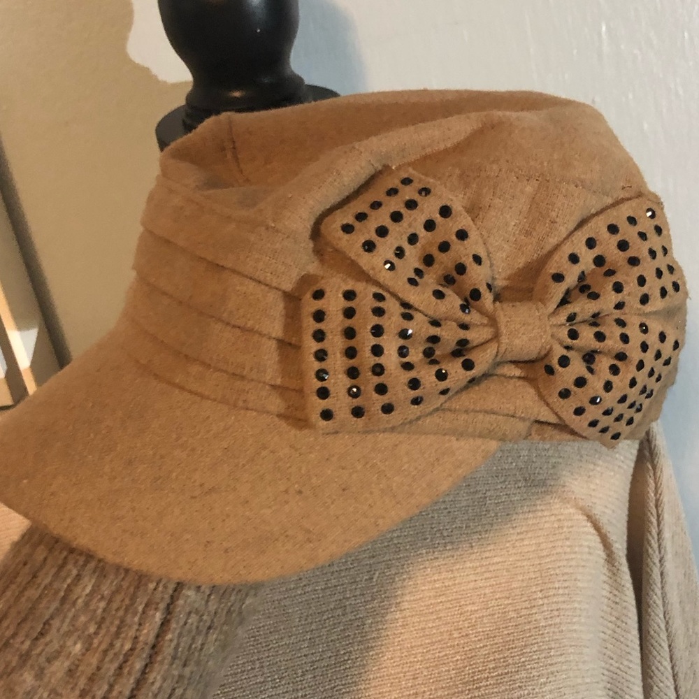 Beige Cap with biw detail